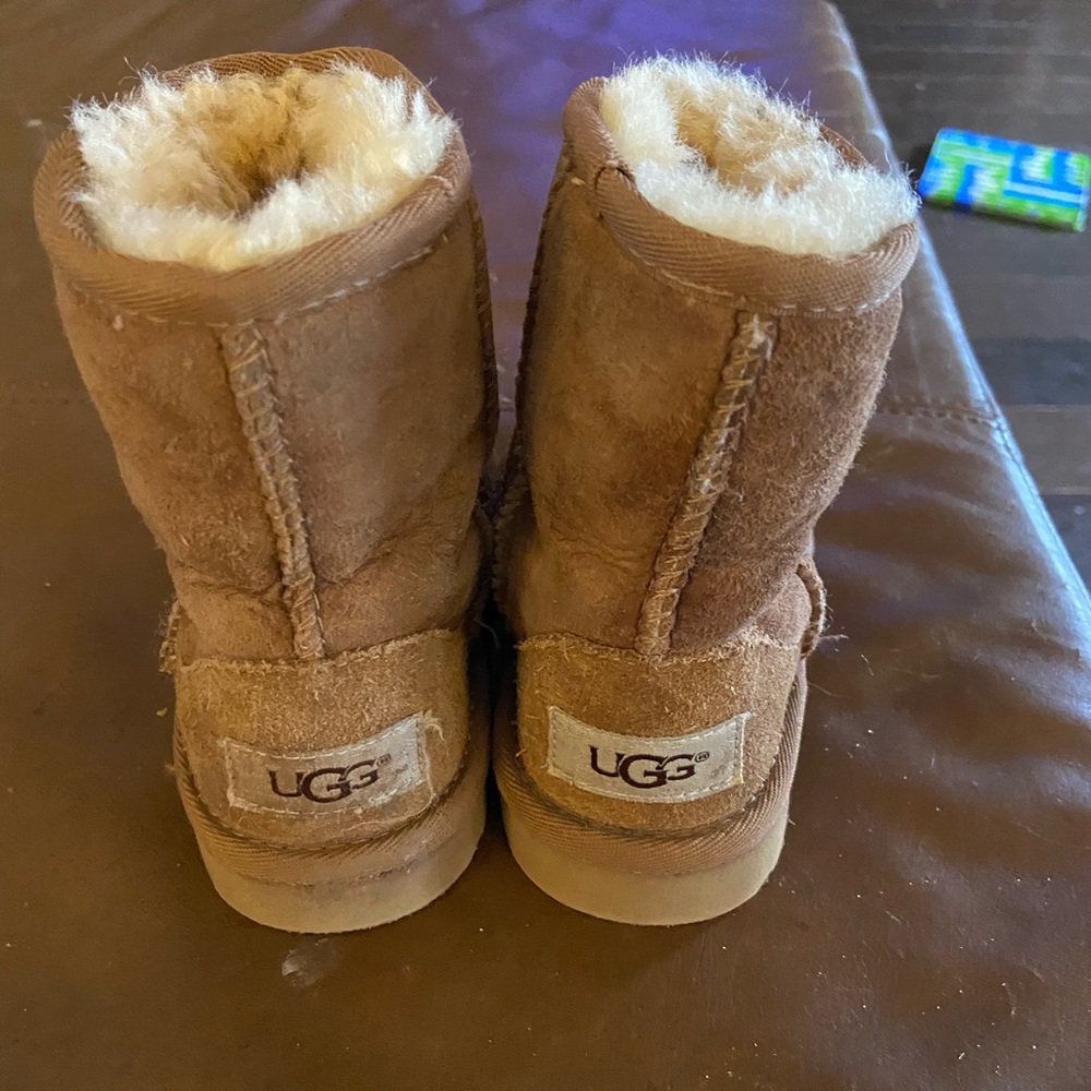 Kids Uggs size C8